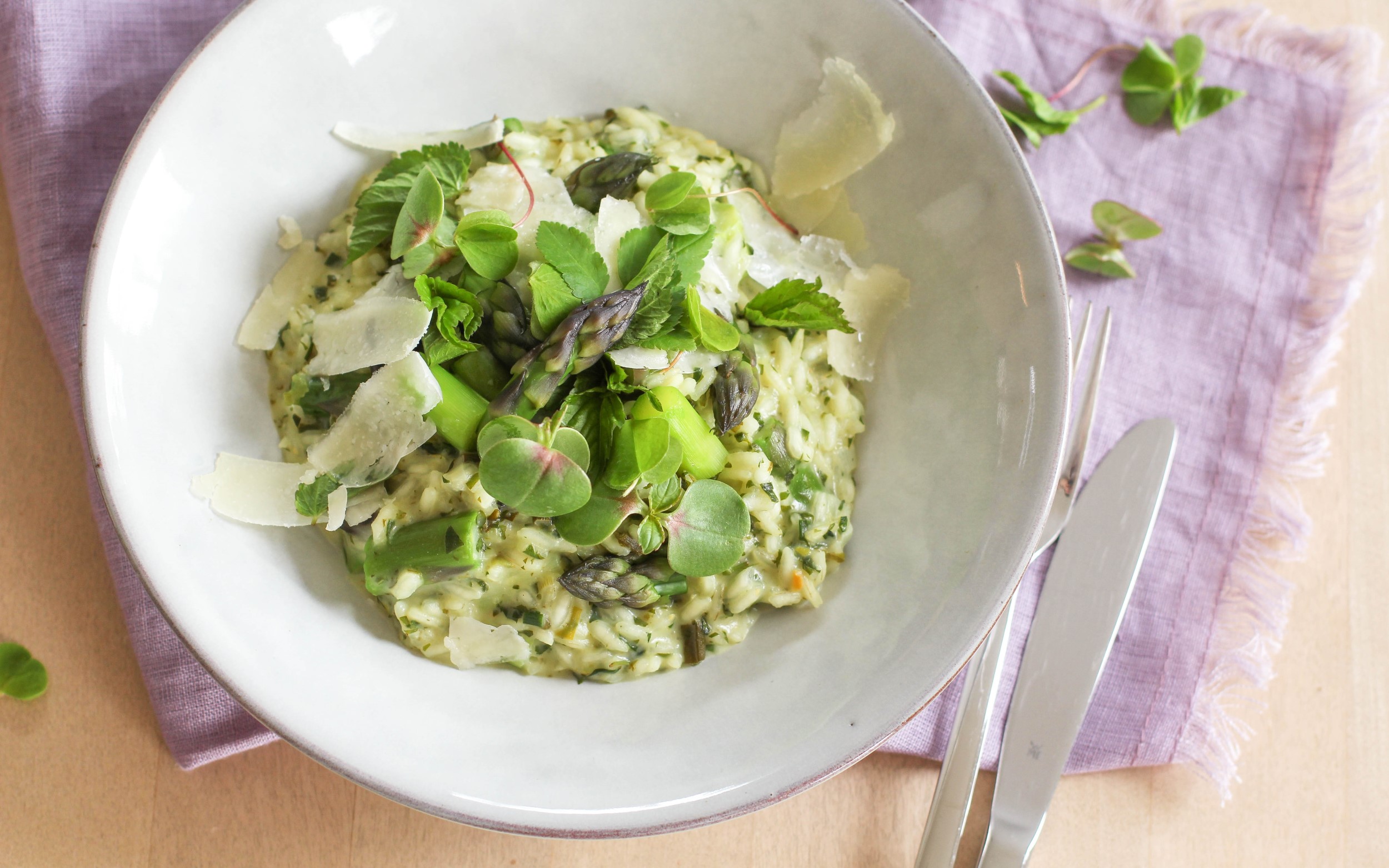 Spargelrisotto mit Bärlauch, Giersch, Waldsauerklee und ... Spargelrisotto mit Bärlauch, Giersch, Waldsauerklee und ...