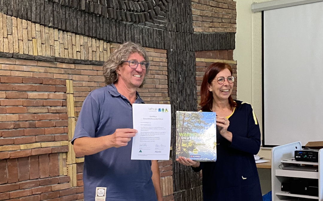 Regine Erb, Vize-Präsidentin des Schwäbischen Albvereins überreicht Harald Zehetner das 1000. DWV-Gesundheitswanderführer-Zertifikat.