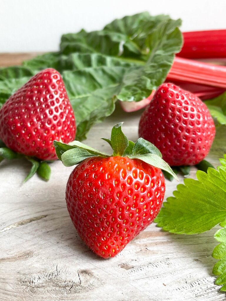 Rhabarber und Erdbeeren