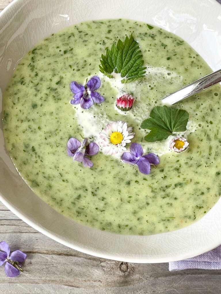 Neun-Kräuter-Suppe mit grünem Spargel
