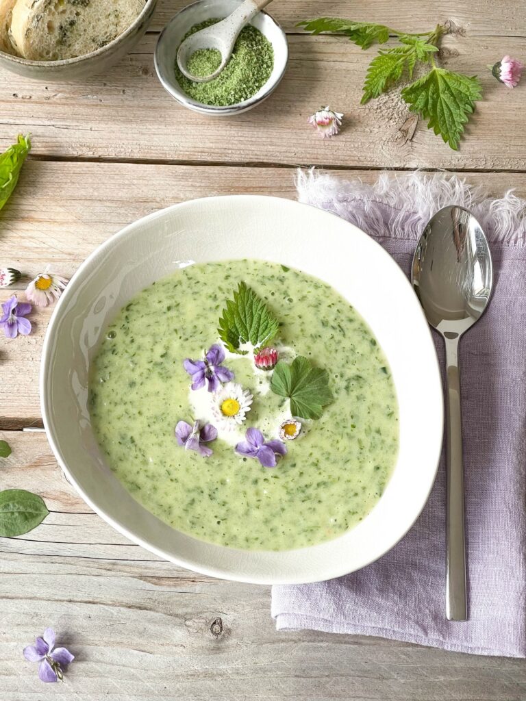 Neun-Kräuter-Suppe mit grünem Spargel