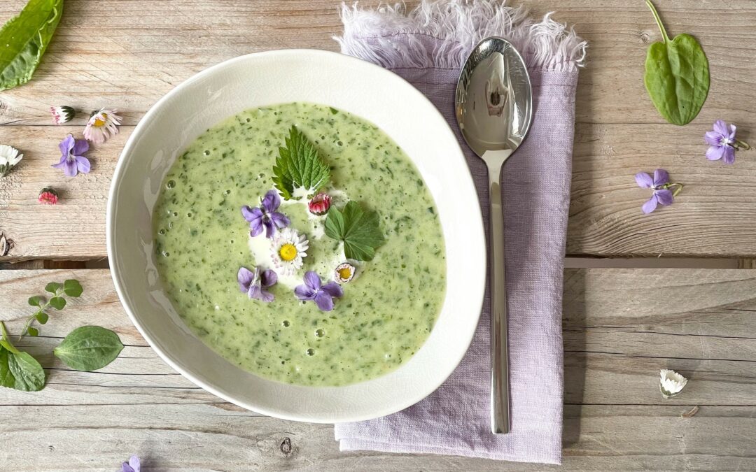 Neun-Kräuter-Suppe mit grünem Spargel