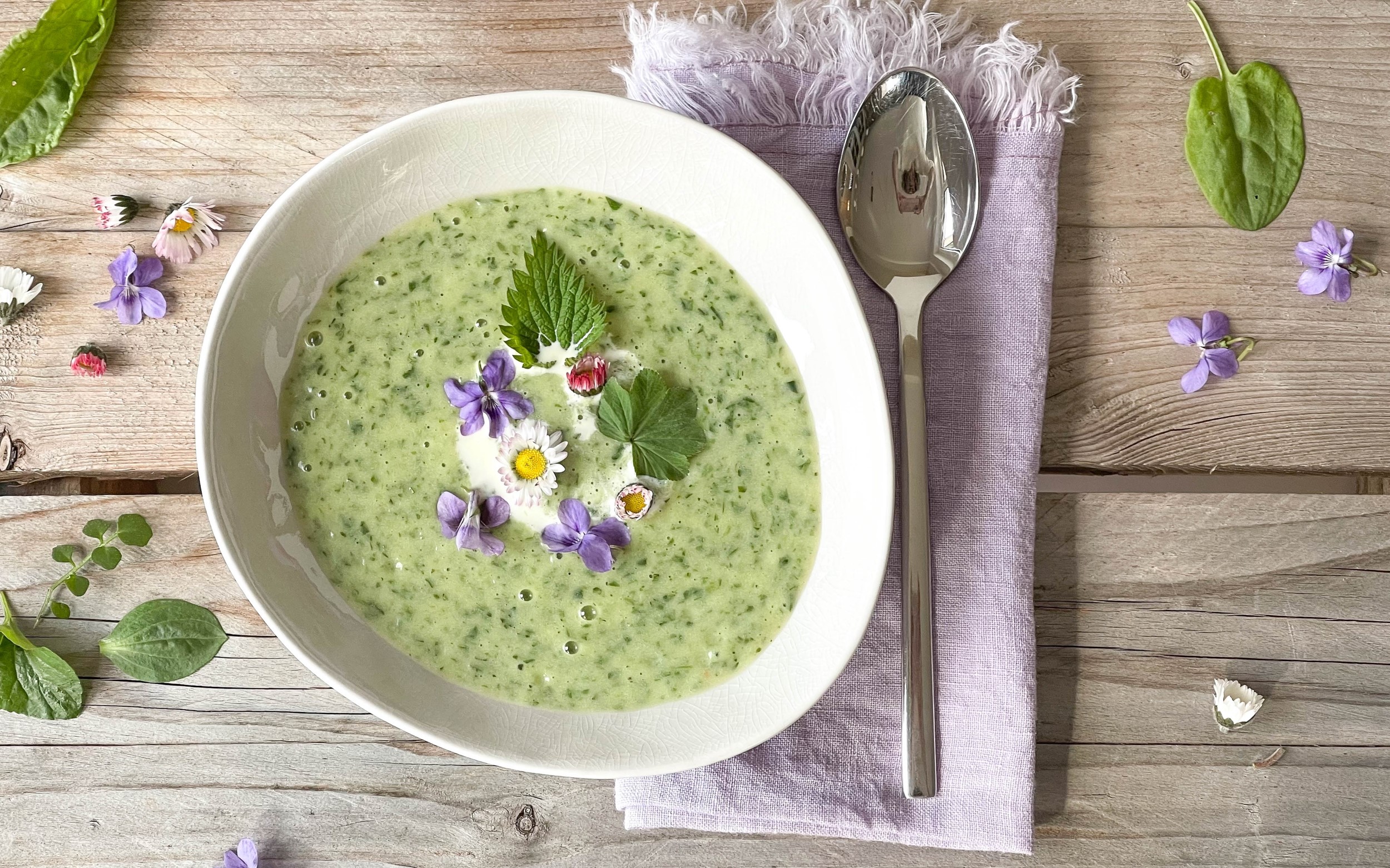 Neun-Kräuter-Suppe mit grünem Spargel - durchwaldundwiese.de