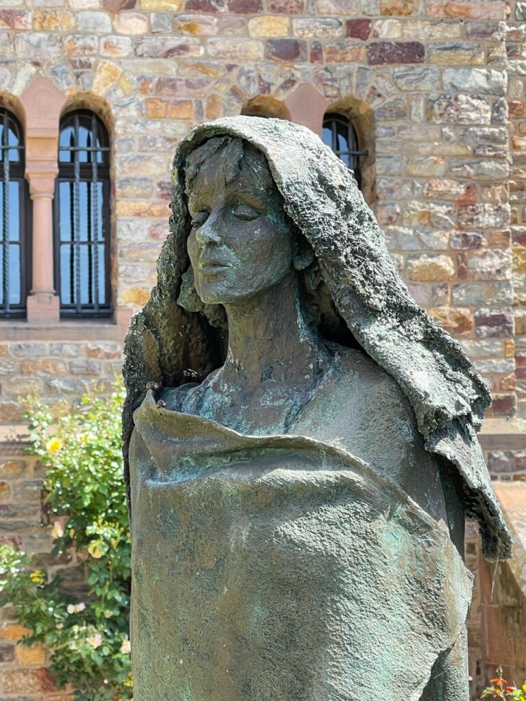 Skulptur "Hildegard von Bingen" von Karlheinz Oswald