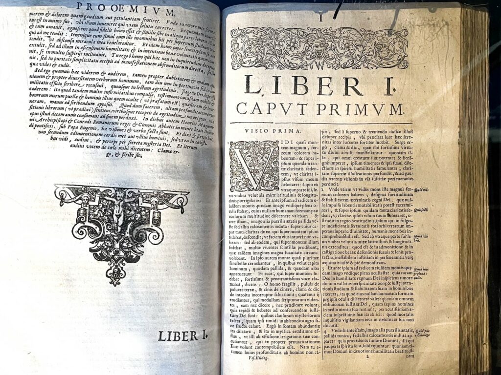 Früher Druck (1628) des "Liber Scivias" von Hildegard von Bingen im "Museum am Strom" in Bingen
