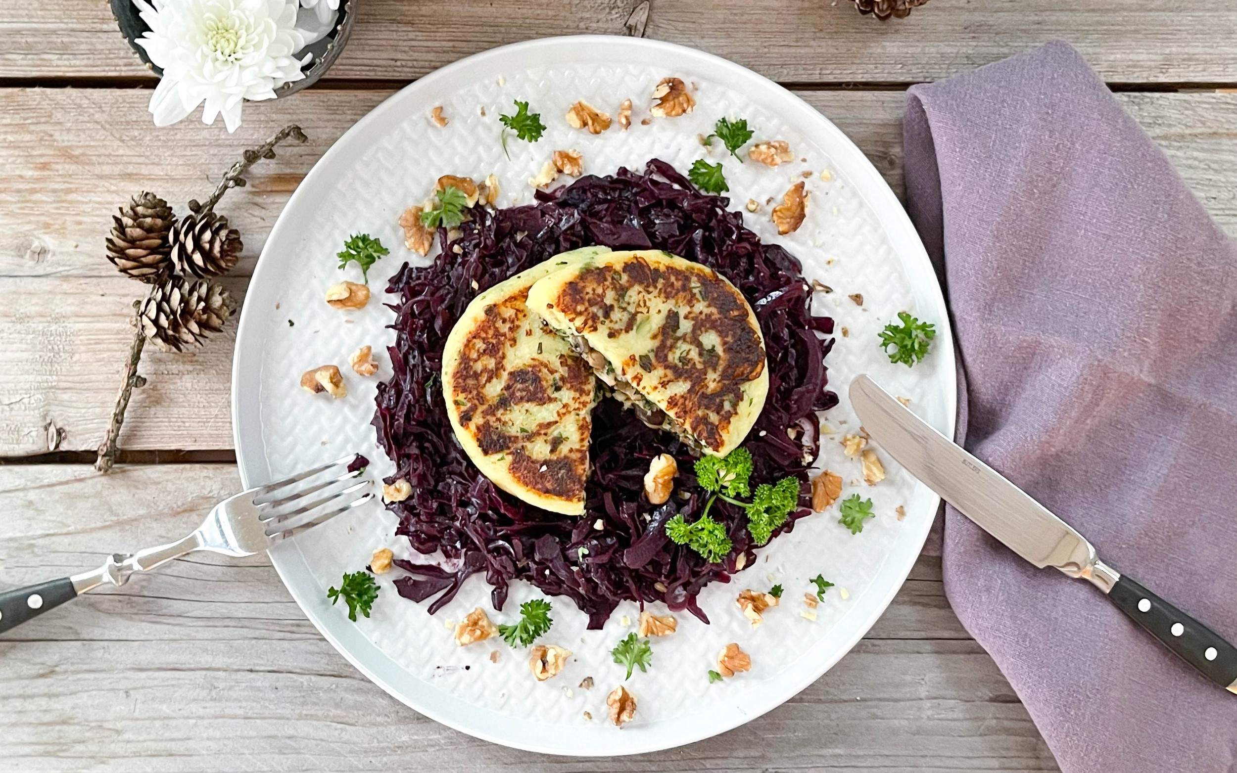 Kartoffelküchlein mit Pilzfüllung und wildem Rotkraut ...