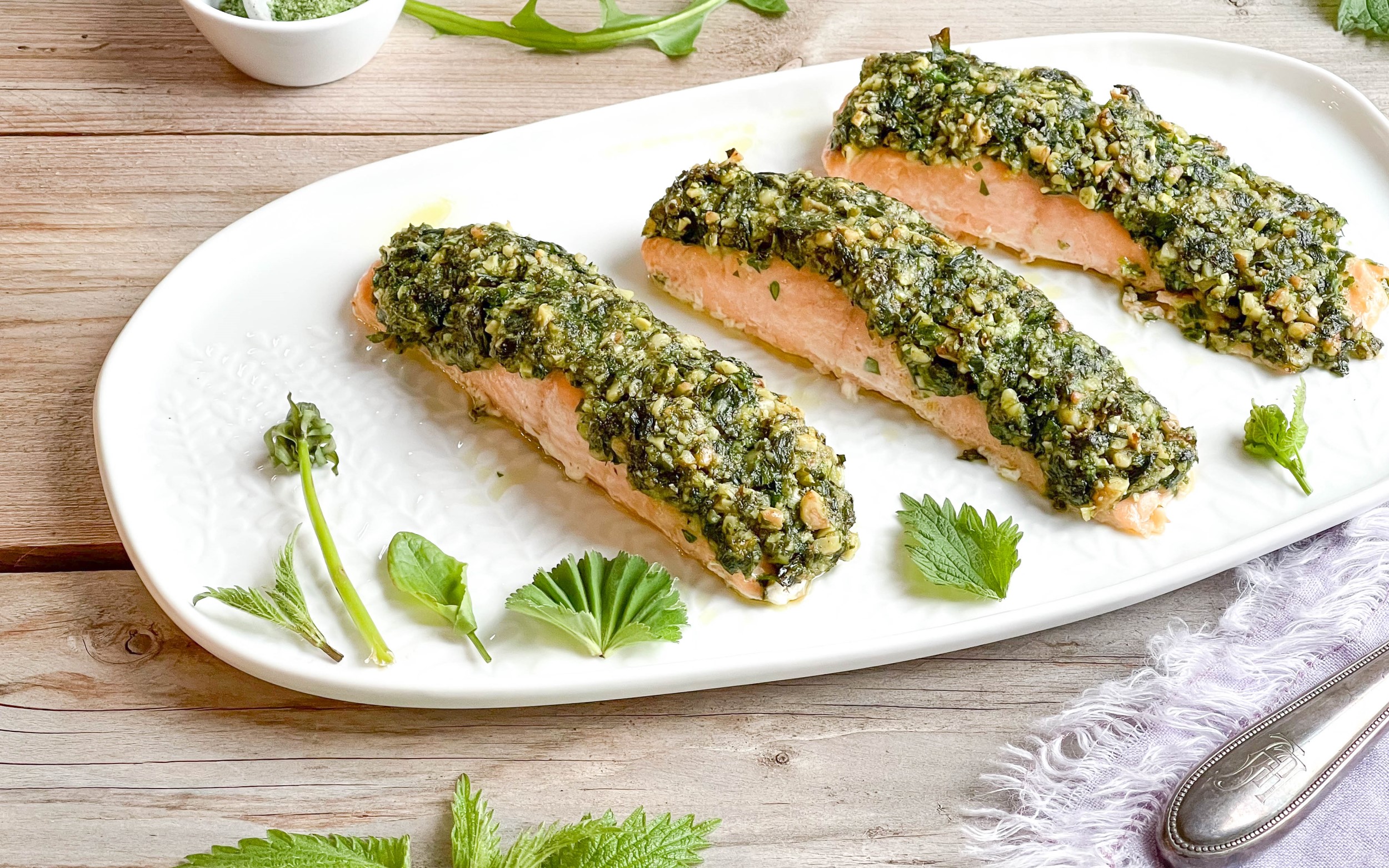 Lachs mit Wildkräuter-Nuss-Kruste - durchwaldundwiese.de