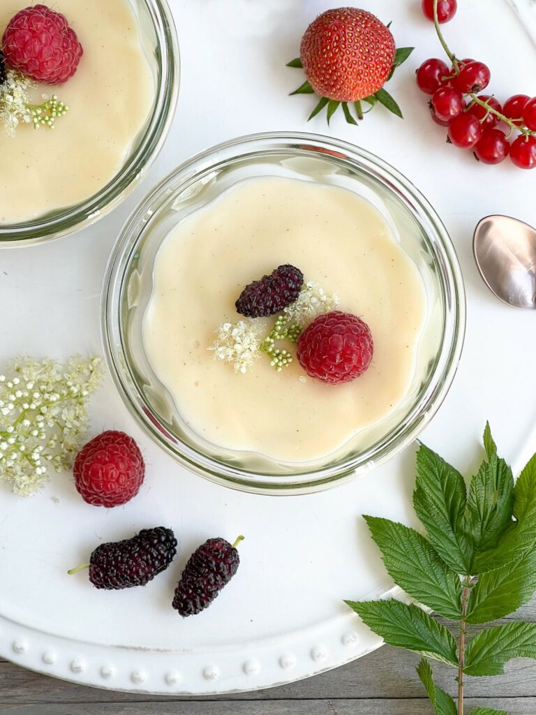 Mädesüßpudding mit Sommerbeeren