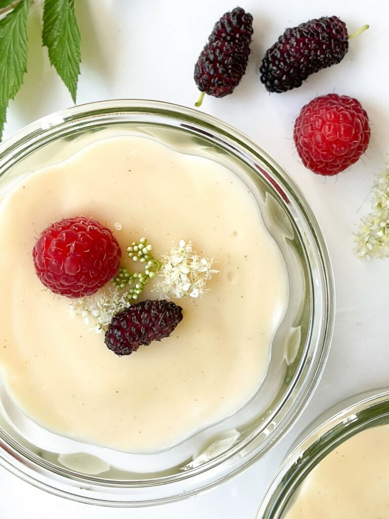 Mädesüßpudding mit Sommerbeeren