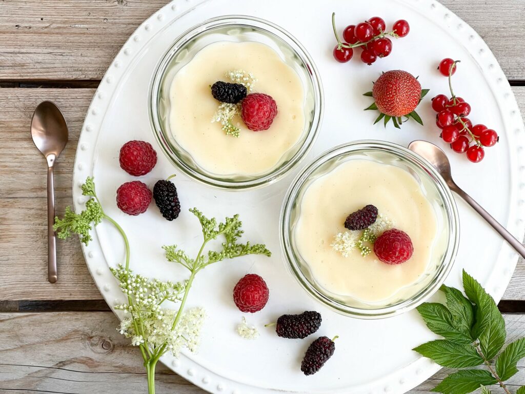 Mädesüßpudding mit Sommerbeeren