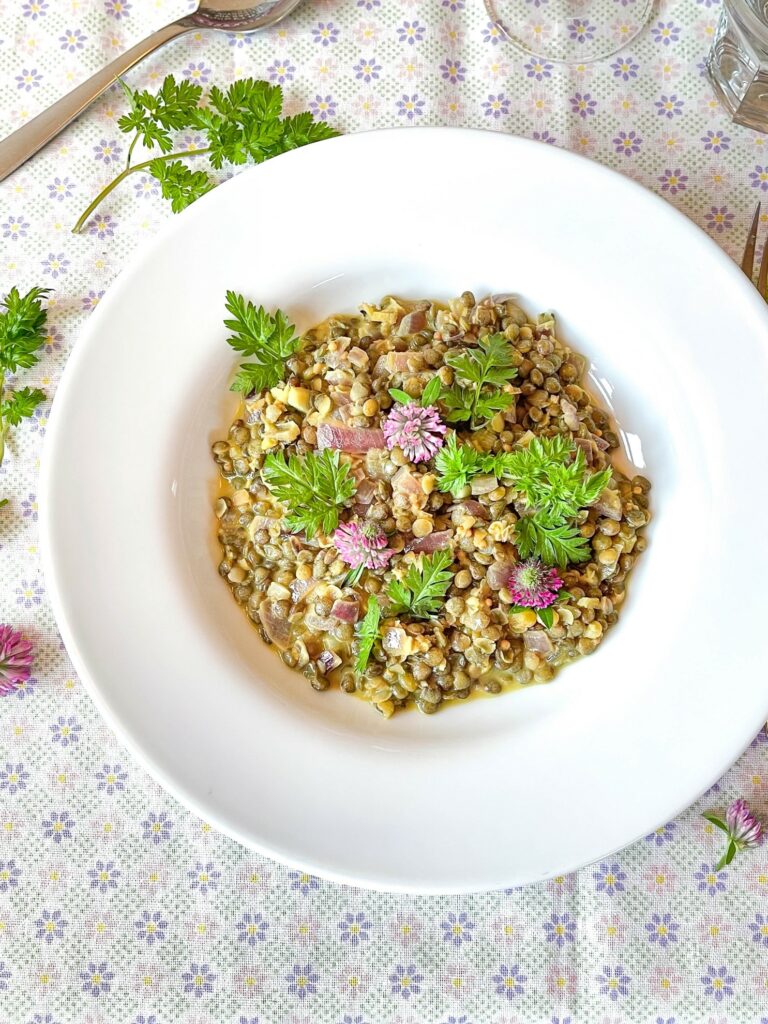 Alblinsen-Curry mit Wiesen-Kerbel