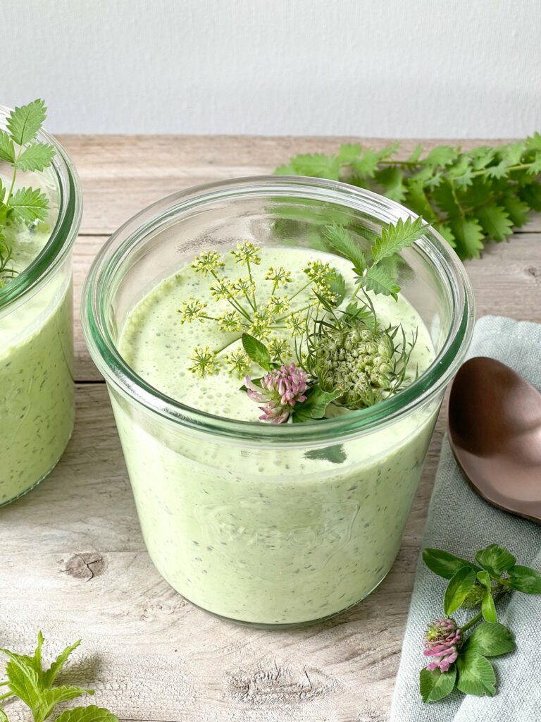 Kalte Wildkräutersuppe mit Gurke