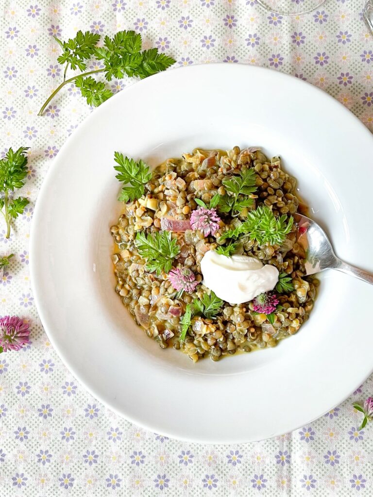 Alblinsen-Curry mit Wiesen-Kerbel