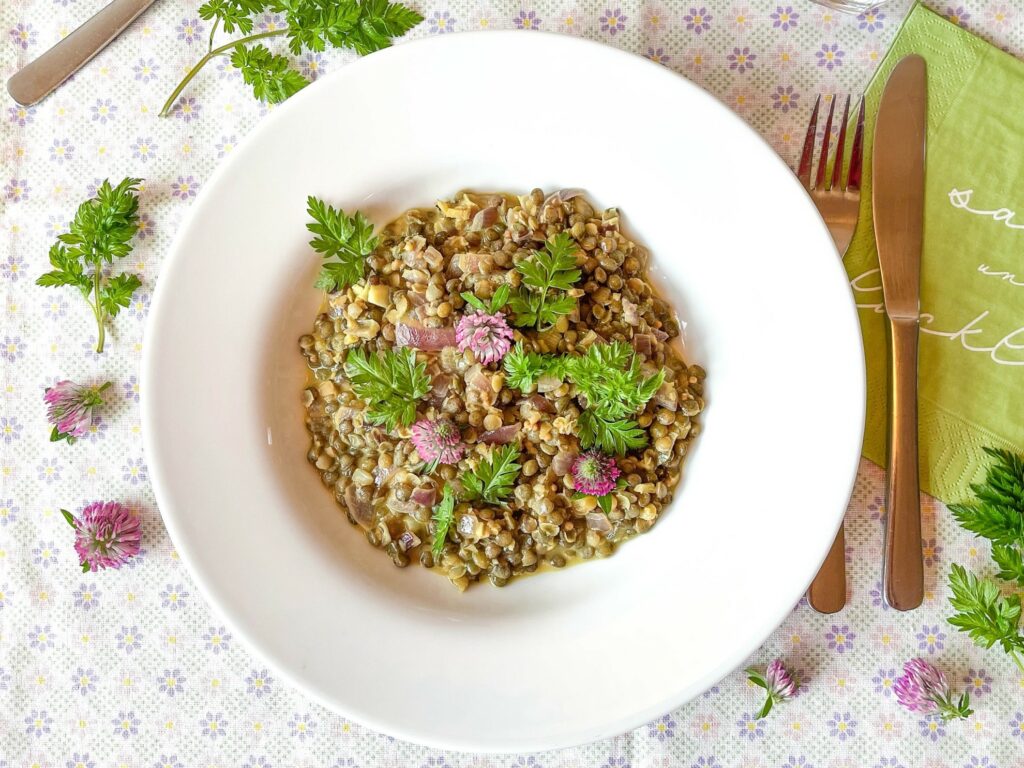 Alblinsen-Curry mit Wiesen-Kerbel