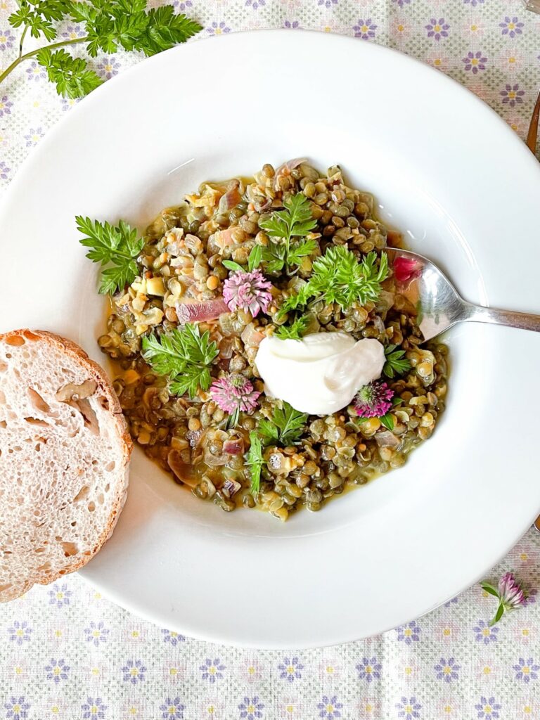 Alblinsen-Curry mit Wiesen-Kerbel