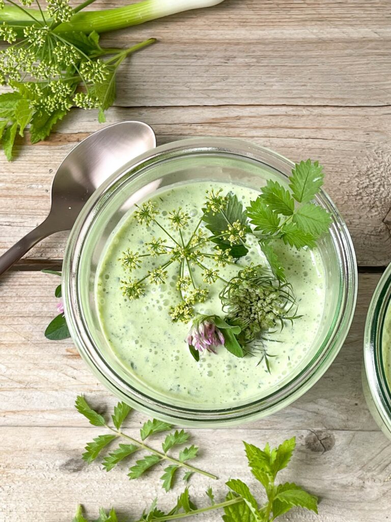 Kalte Wildkräutersuppe mit Gurke