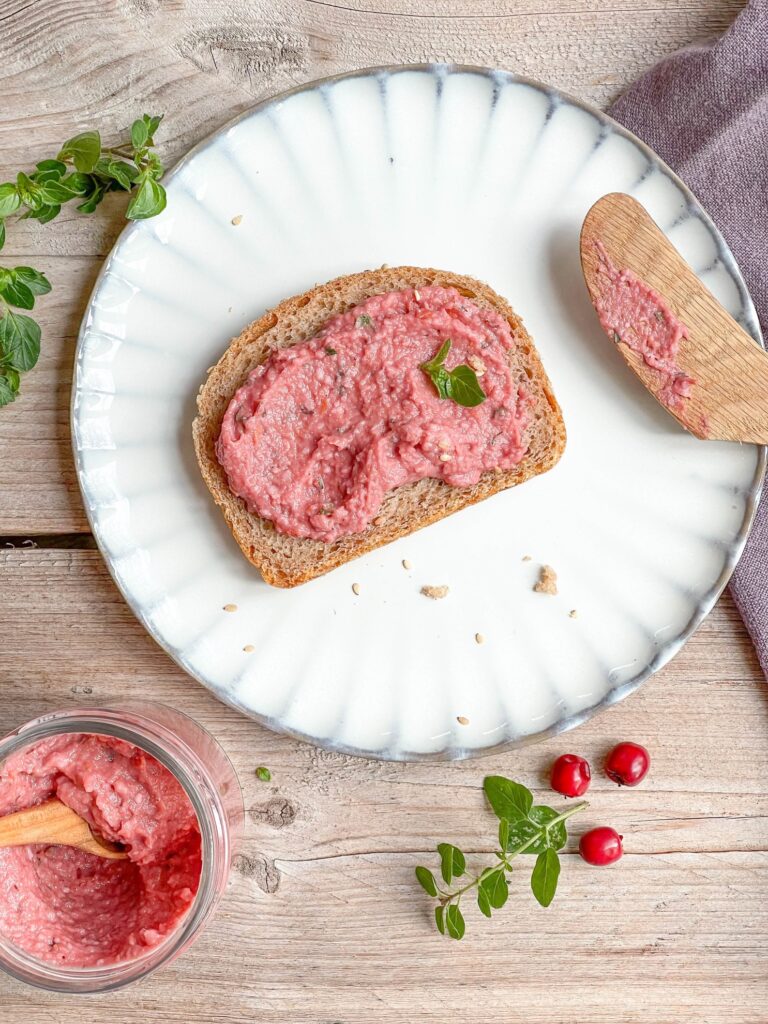 Weißdornpesto mit wildem Dost auf frisch gebackenem Brot